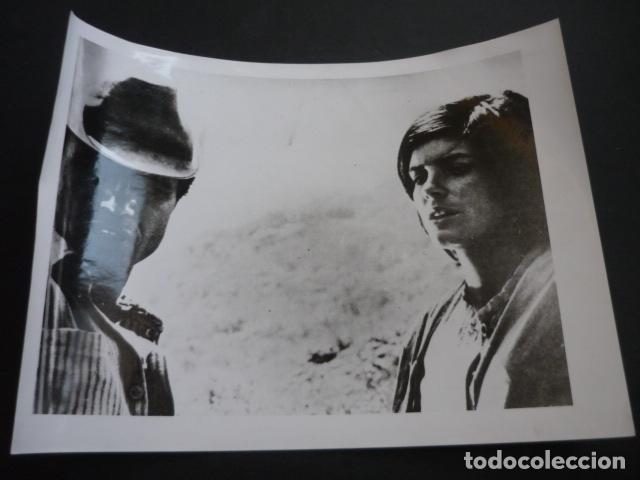 Cinema: EL VALLE DEL FUGITIVO ESCENA DE LA PELICULA ANTIGUA FOTOGRAFIA 18 X 24 CM