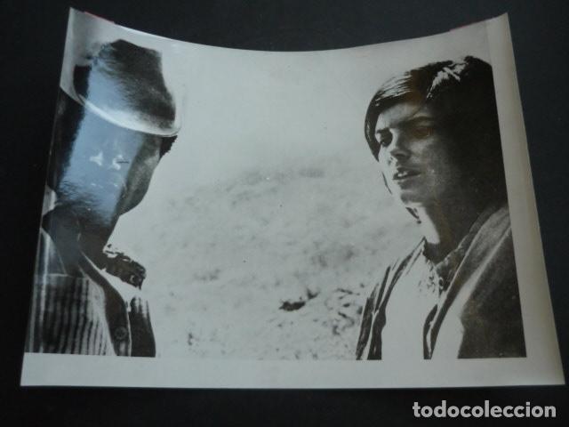 Cinema: EL VALLE DEL FUGITIVO ESCENA DE LA PELICULA ANTIGUA FOTOGRAFIA 18 X 24 CM