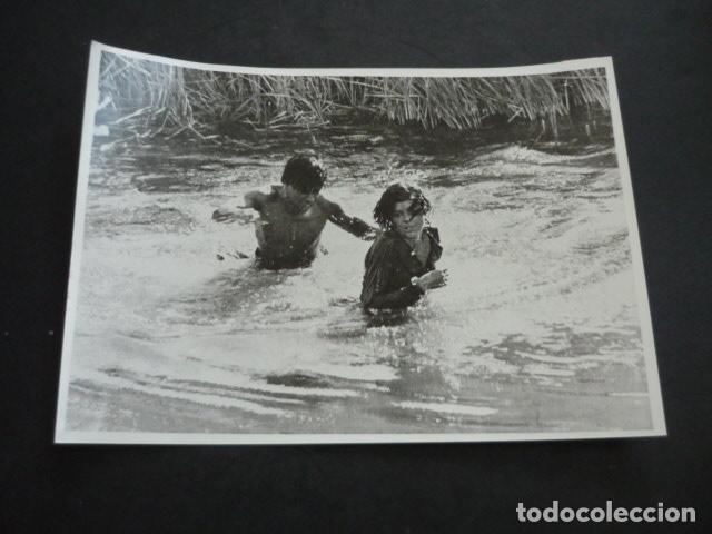 Kino: EL VALLE DEL FUGITIVO ESCENA DE LA PELICULA ANTIGUA FOTOGRAFIA 12 X 24 CM