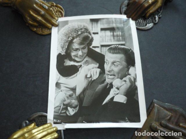 Cine: KIRK DOUGLAS ESCENA DE PELICULA ANTIGUA FOTOGRAFIA 12 X 10 CM