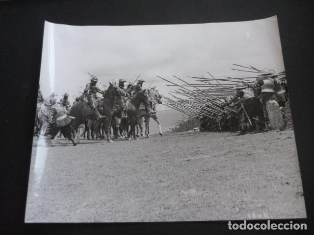 Cine: CROMWELL ESCENA DE LA PELICULA ANTIGUA FOTOGRAFIA 18 X 24 CM