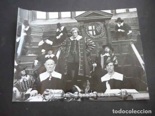 Cine: RICHARD HARRIS ACTOR EN CROMWELL ESCENA DE LA PELICULA ANTIGUA FOTOGRAFIA 18 X 24 CM