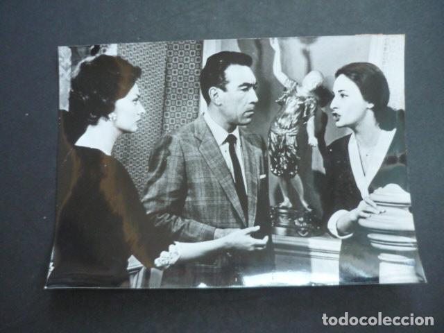 Cine: SOFIA LOREN ACTRIZ CON ANTHONY QUINN ANTIGUA FOTOGRAFIA 12 X 18 CM