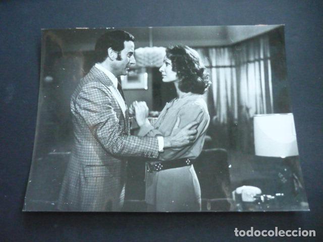 Cin&eacute;ma: ARTURO FERNANDEZ ACTOR Y NADIUSKA ESCENA DE LA PELICULA ANTIGUA FOTOGRAFIA 24 X 18 CM