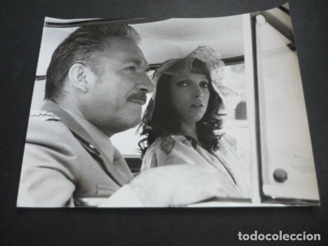 Cinema: QUEREMOS A LOS CORONELES ESCENA DE LA PELICULA ANTIGUA FOTOGRAFIA 18 X 24 CM