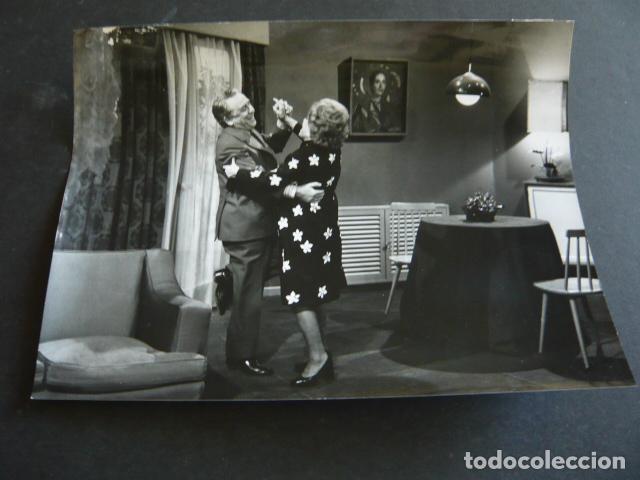 Cin&eacute;ma: PACO MARTINEZ SORIA ACTOR CON ISABEL GARCES ACTRIZ ANTIGUA FOTOGRAFIA ORIGINAL 18 X 24 CM