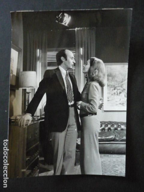 Cin&eacute;ma: JUANJO MENENDEZ Y MONICA RANDALL ACTRIZ ANTIGUA FOTOGRAFIA ORIGINAL 12 X 18 CM