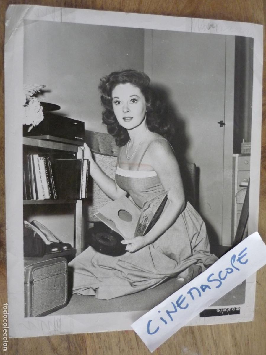 Cine: susan hayward - foto original b/n - film actress - descanso rodaje - record player