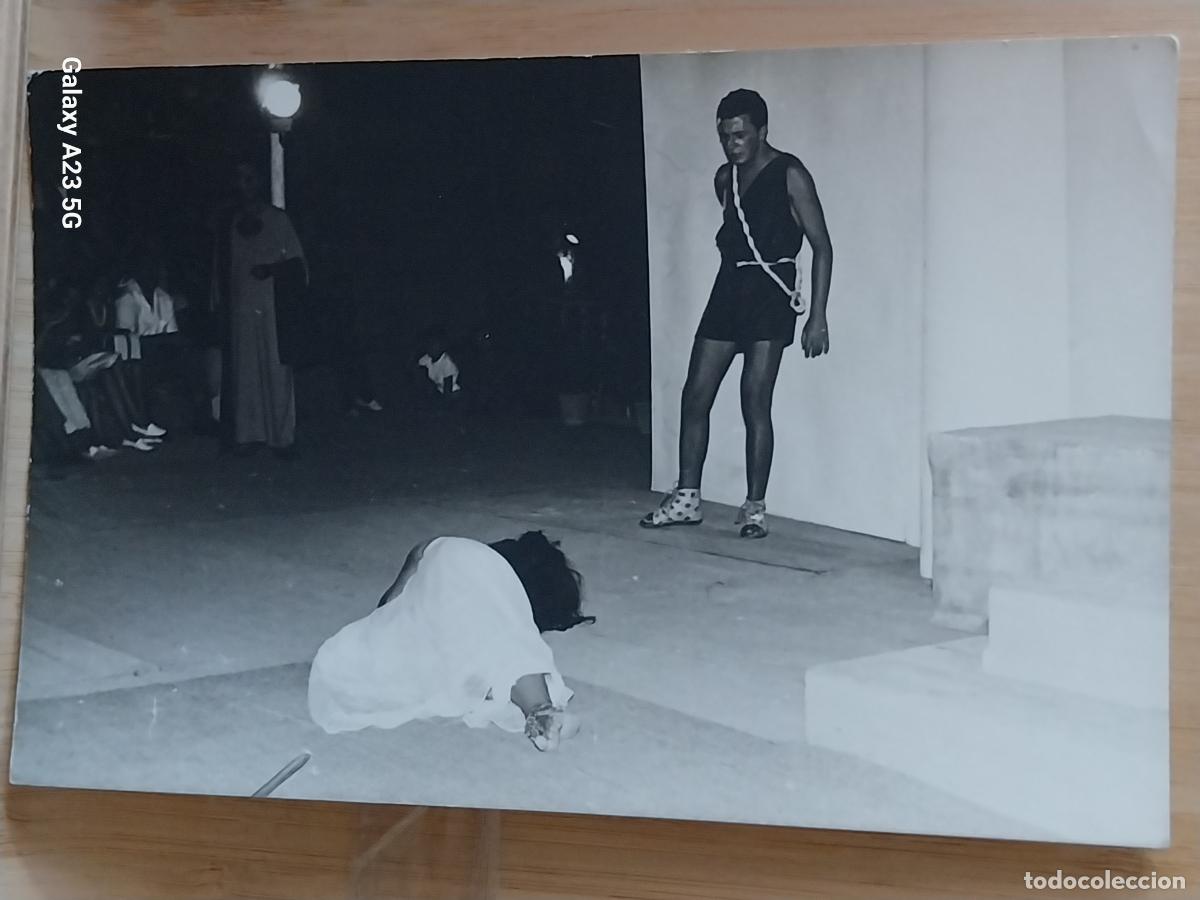 Cine: REPRESENTACION TEATRO ROMANO MUJER SUELO ACTORES ACTOR FOTO PARTICULAR 14X9CMS ***