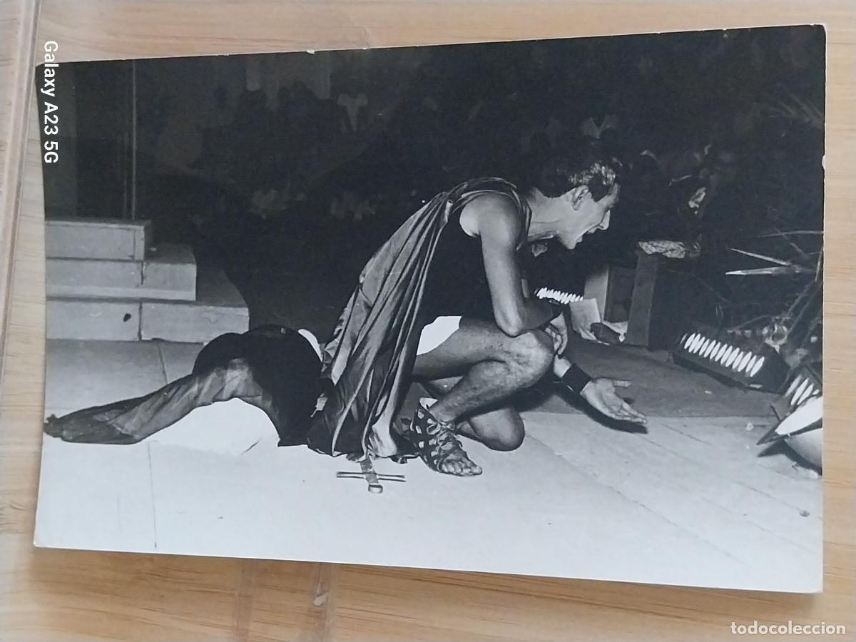 Cine: REPRESENTACION TEATRO ROMANO ESPADA SUELO ACTORES ACTOR FOTO PARTICULAR 14X9CMS ***