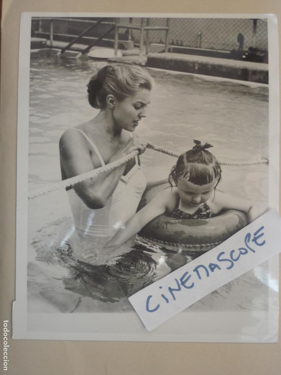 Cine: esther williams - foto original b/n - american cinema actress - y su hija susie gage - pool