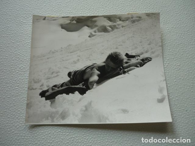 Cinema: BUSCADORES DE ORO EN LAS CUMBRES BLANCAS ESCENA DE PELICULA ANTIGUA FOTOGRAFIA ORIGINAL 13 X 13 CM