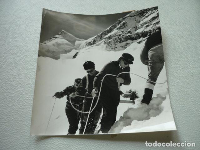 Cin&eacute;ma: BUSCADORES DE ORO EN LAS CUMBRES BLANCAS ESCENA DE PELICULA ANTIGUA FOTOGRAFIA ORIGINAL 18 X 18 CM