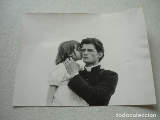 Cin&eacute;ma: NON SI SEVIZIA UN PAPERINO ESCENA DE PELICULA ANTIGUA FOTOGRAFIA ORIGINAL 18 X 24 CM