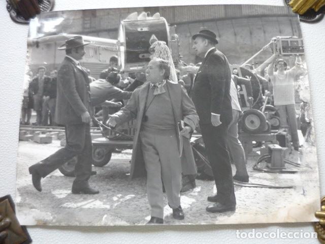 Kino: PACO RABAL ACTOR CON JOSE AGUAYO DIRECTOR EN RODAJE ANTIGUA FOTOGRAFIA ORIGINAL 18 X 24 CM