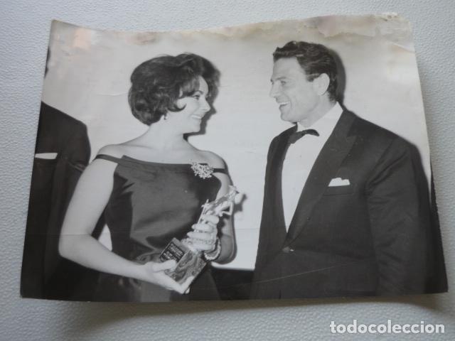 Cinema: ELISABETH TAYLOR Y RAF VALLONE ANTIGUA FOTOGRAFIA ORIGINAL 18 X 24 CM