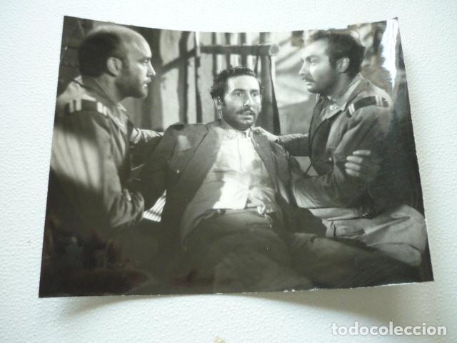 Kino: LOS ULTIMOS DE FILIPINAS ESCENA DE LA PELICULA ANTIGUA FOTOGRAFIA ORIGINAL 15 X 19,5 CM