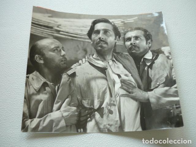 Cin&eacute;ma: LOS ULTIMOS DE FILIPINAS ESCENA DE LA PELICULA ANTIGUA FOTOGRAFIA ORIGINAL 19 X 17 CM