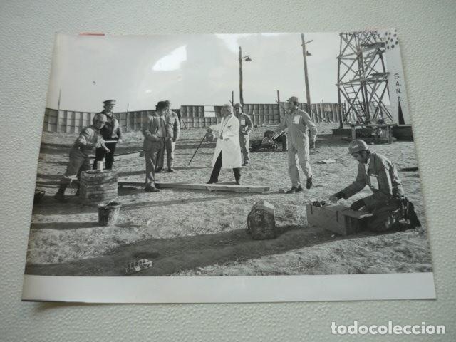 Cinema: EL ASTRONAUTA TONY LEBLANC ESCENA DE LA PELICULA ANTIGUA FOTOGRAFIA ORIGINAL 23 X 18 CM