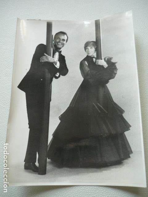 Cin&eacute;ma: JULIE ANDREWS ACTRIZ CON HARRY BELAFONTE ANTIGUA FOTOGRAFIA ORIGINAL 18 X 24 CM