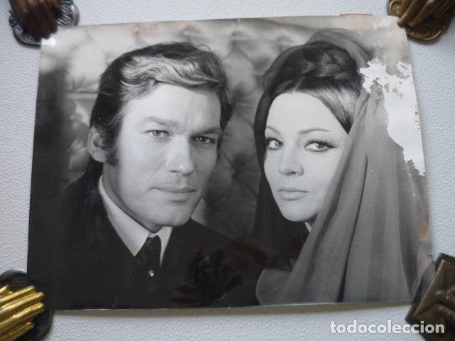 Kino: SARA MONTIEL ACTRIZ CON IVAN RASSIMOV ANTIGUA FOTOGRAFIA ORIGINAL 18 X 24 CM