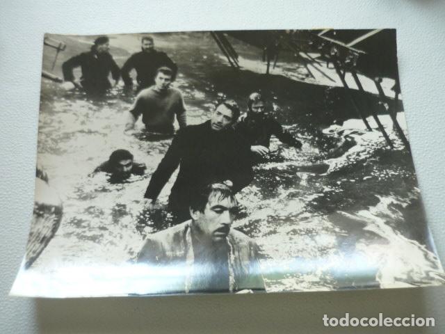 Cinema: LOS CA&Ntilde;ONES DE NAVARONE ESCENA DE LA PELICULA ANTIGUA FOTOGRAFIA ORIGINAL 24 X 18 CM