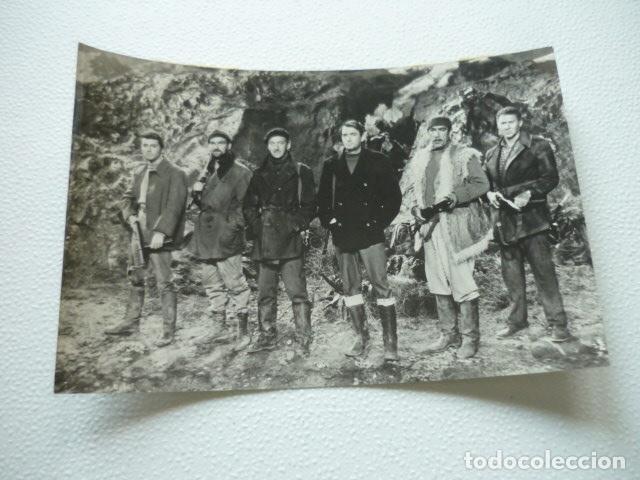 Cine: LOS CA&Ntilde;ONES DE NAVARONE ESCENA DE LA PELICULA ANTIGUA FOTOGRAFIA ORIGINAL 13 X 18 CM