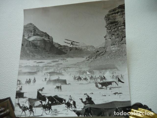 Cin&eacute;ma: LAWRENCE DE ARABIA ESCENA DE LA PELICULA ANTIGUA FOTOGRAFIA ORIGINAL 18 X 19 CM