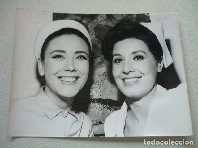 Kino: CONCHITA VELASCO ACTRIZ CON MISS ESPA&Ntilde;A PAQUITA TORRES ANTIGUA FOTOGRAFIA ORIGINAL 24 X 18 CM
