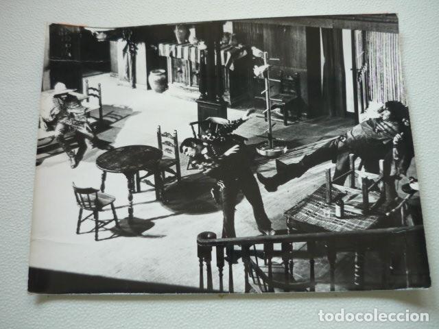 Cinema: TIERRA DE GIGANTES ESCENA DE LA PELICULA ANTIGUA FOTOGRAFIA ORIGINAL 24 X 18 CM