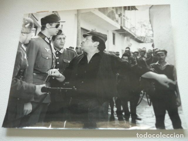 Cine: UN PADRE Y UNA GUERRA FERNANDO SANCHO ESCENA DE LA PELICULA ANTIGUA FOTOGRAFIA ORIGINAL 25,5 X 20 CM