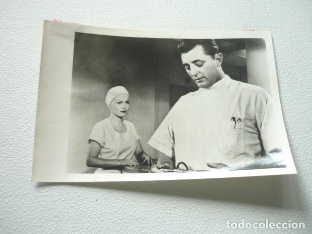 Cine: NO SERAS UN EXTRA&Ntilde;O OLIVIA DE HAVILLAND ESCENA DE LA PELICULA ANTIGUA FOTOGRAFIA ORIGINAL 18 X 12 CM
