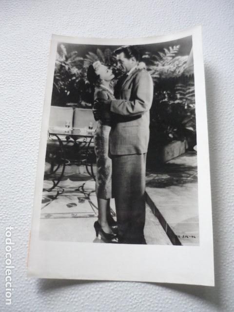 Cine: NO SERAS UN EXTRA&Ntilde;O ROBERT MITCHUM ESCENA DE LA PELICULA ANTIGUA FOTOGRAFIA ORIGINAL 18 X 12 CM