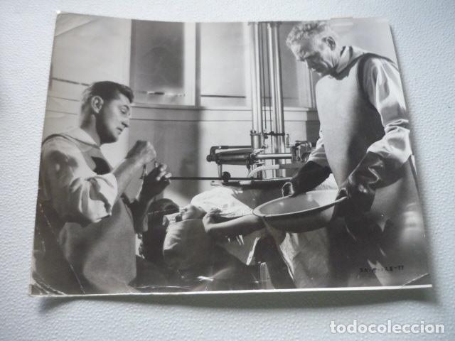 Cine: NO SERAS UN EXTRA&Ntilde;O ROBERT MITCHUM ESCENA DE LA PELICULA ANTIGUA FOTOGRAFIA ORIGINAL 18 X 24 CM