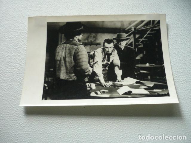 Cinema: JOHNNY EL COBARDE FRANK SINATRA ESCENA DE LA PELICULA ANTIGUA FOTOGRAFIA ORIGINAL 18 X 12 CM