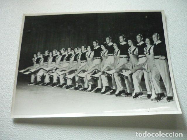 Cinema: DESFILE SOBRE EL HIELO ESCENA DE PELICULA ANTIGUA FOTOGRAFIA ORIGINAL 18 X 24 CM