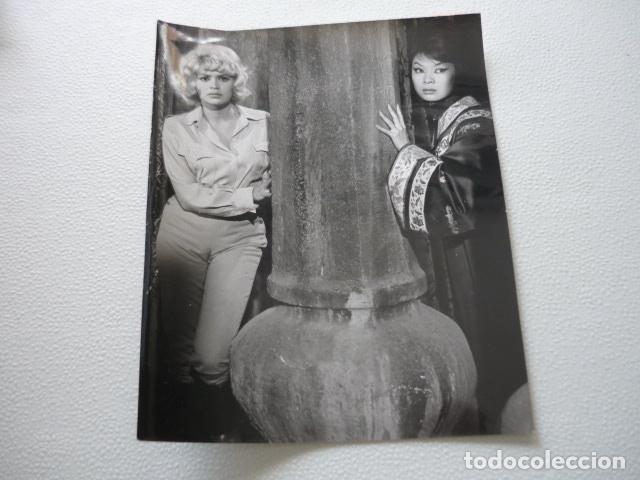 Cinema: ESPIA NDO ESCENA DE LA PELICULA ANTIGUA FOTOGRAFIA ORIGINAL 19,5 X 15,5 CM