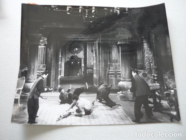 Cin&eacute;ma: ESPIA NDO ESCENA DE LA PELICULA ANTIGUA FOTOGRAFIA ORIGINAL 25 X 20 CM