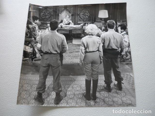 Cin&eacute;ma: ESPIA NDO SANCHO GRACIA ACTOR ESCENA DE LA PELICULA ANTIGUA FOTOGRAFIA ORIGINAL 20,5 X 20,5 CM