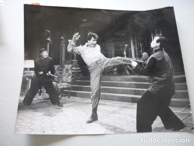 Cinema: ESPIA NDO SANCHO GRACIA ACTOR ESCENA DE LA PELICULA ANTIGUA FOTOGRAFIA ORIGINAL 25 X 20,5 CM