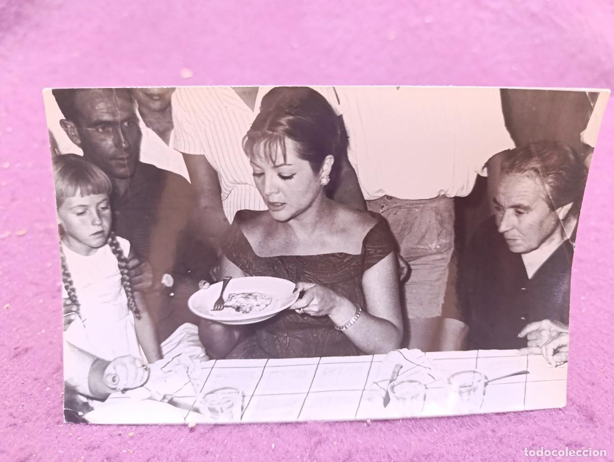 Cine: Antigua fotograf&iacute;a de Archivo, Sara Montiel, con su familia en el pueblo, Primer Plano, sellos dorso