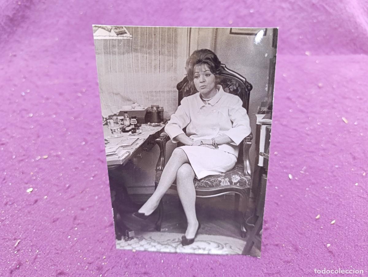 Cinema: Antigua fotograf&iacute;a de Archivo, Sara Montiel, sentada, Revista Marca, Prensa Gr&aacute;fica, sellos al dorso