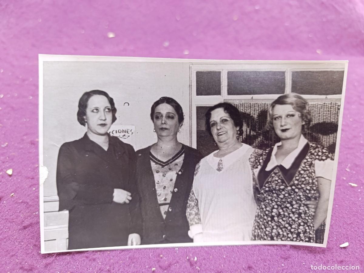 Cinema: Antigua fotograf&iacute;a de Archivo, Pilar Mill&aacute;n Astray, junto con Pascuala Luesa y otras, sellos dorso