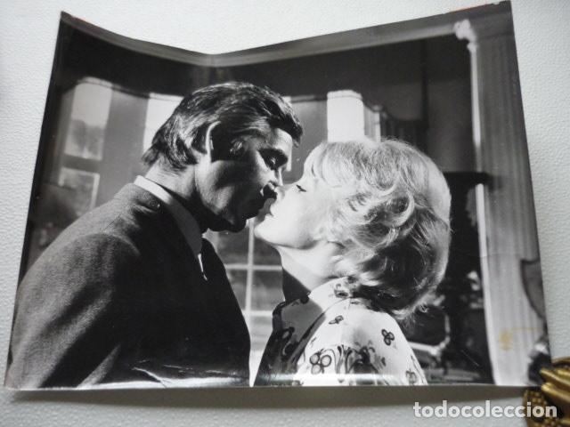 Kino: MICHAEL CRAIG ACTOR Y CARROL BAKER ACTRIZ ANTIGUA FOTOGRAFIA ORIGINAL 18 X 24 CM