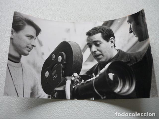 Kino: ANTONIO JIMENEZ RICO REALIZADOR DE CINE EN RODAJE PELICULA ANTIGUA FOTOGRAFIA ORIGINAL 21 X 12,5 CM