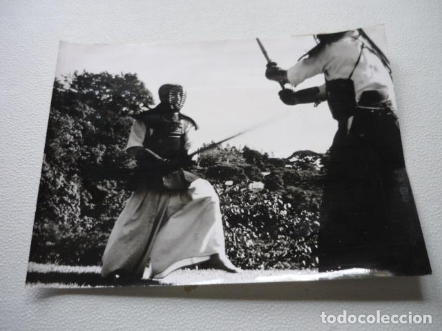 Cin&eacute;ma: LA CALLE PARALELA ESCENA DE LA PELICULA ANTIGUA FOTOGRAFIA ORIGINAL 24 X 18 CM