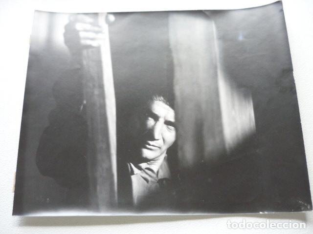 Cinema: HUGO BLANCO ACTOR EN GOYA ESCENA DE LA PELICULA ANTIGUA FOTOGRAFIA ORIGINAL 30 X 24 CM