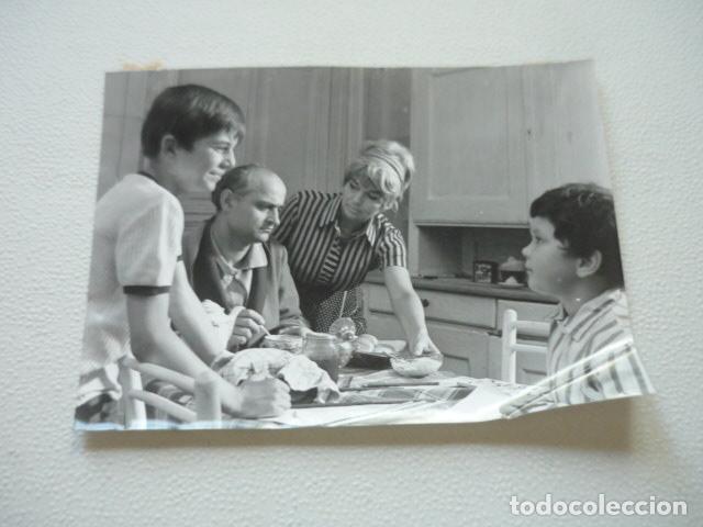 Cinema: DOS PADRES DOS MADRES ESCENA DE LA PELICULA FOTOGRAFIA ORIGINAL 18 X 13 CM