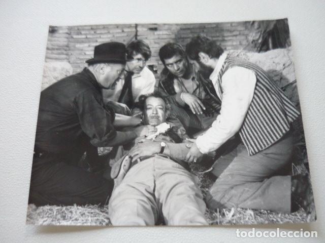 Cin&eacute;ma: LOS HEROES ESCENA DE LA PELICULA FOTOGRAFIA ORIGINAL 20 X 25 CM