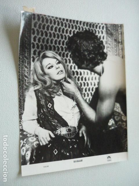Cinema: LOS HEROES ELKE SOMMER SCENA DE LA PELICULA FOTOGRAFIA ORIGINAL 20 X 25 CM